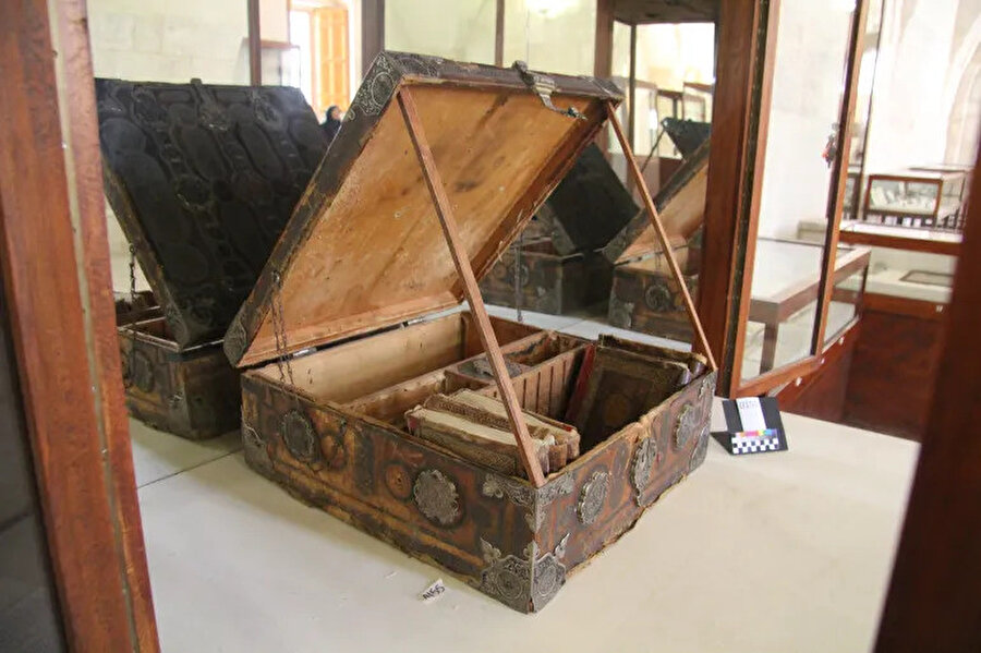 Fas Rab'a'sını bünyesinde barındıran gümüş kakmalı ahşap kutu.