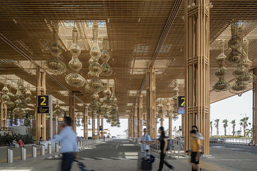 Yapının dikdörtgen formu ve bambu ile kaplı sütunları ferah bir atmosfer oluşturuyor.