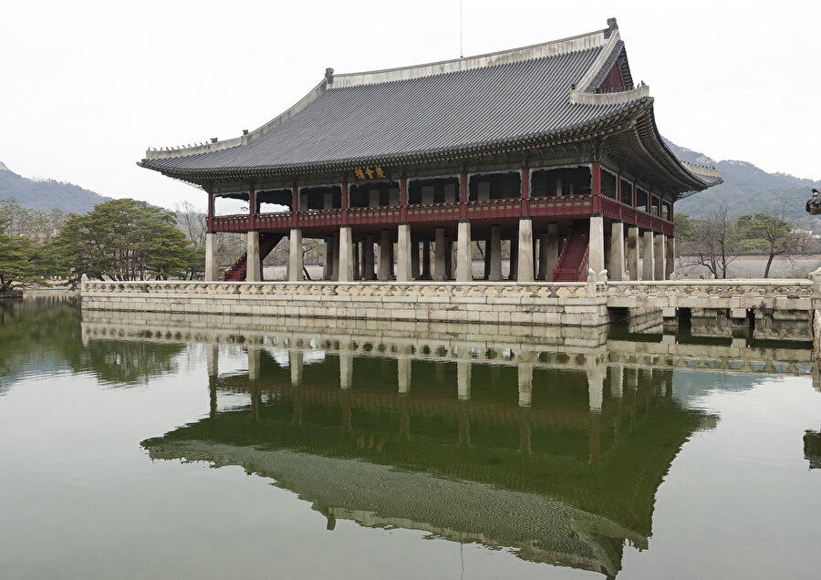 Sarayı ziyaret edenlere, Güney Kore'nin geleneksel kıyafeti 