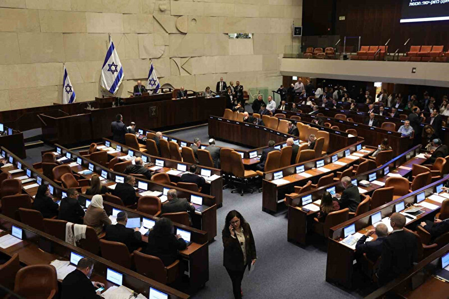 Knesset'te 71'e 10 oyla kabul edilen yasa, başbakan ve iletişim bakanına, El Cezire başta olmak üzere İsrail'de faaliyet gösteren yabancı ağların kapatılması emrini verme ve "devletin güvenliğine zarar verdiğine inanılan ekipmanlara el koyma" yetkisi veriyor.