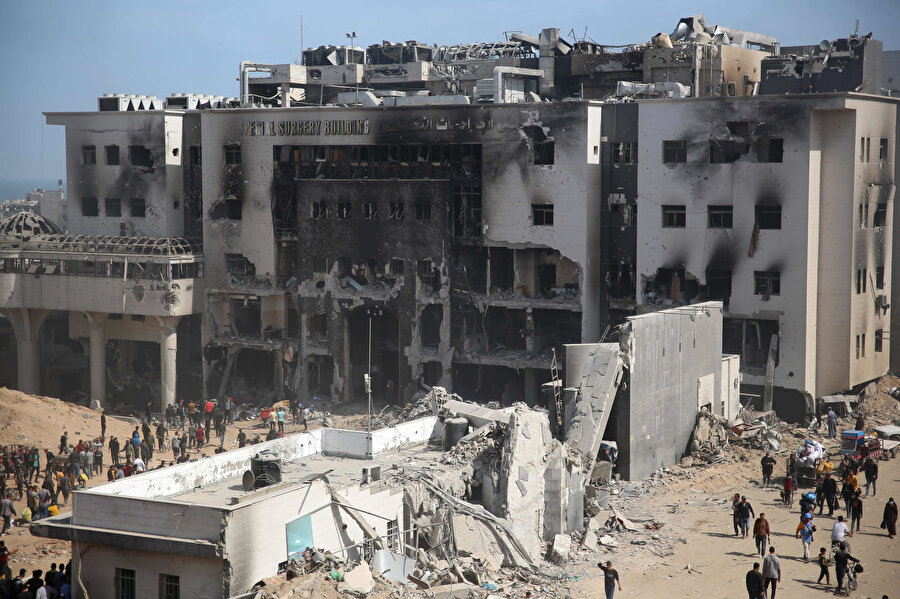 Şifa Hastanesinin en yeni ve en büyük binası olan İhtisas Cerrahi Binası da kullanılamaz hale geldi. Bombalanan binanın birçok katı yıkıldı. Binanın zemin ve birinci katları neredeyse tamamen yıkılırken, yıkılmayan katlar ise İsrail ordusu tarafından ateşe verildi.