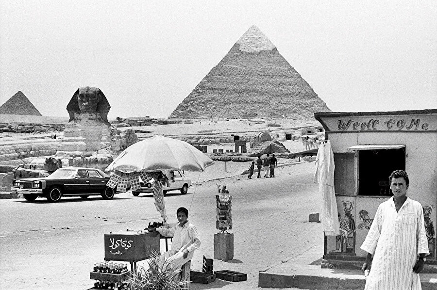 1976’da çekilen fotoğrafta CocaCola’nın tekrar Mısır’da satılmaya başlandığı görülüyor.