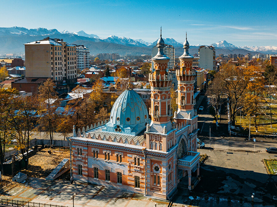 Osetya'nın başkenti Vladikavkaz’da, Kafkas Sıradağlarına arkasını dayayan ve Terek Nehri'nin kıyısına inşa edilen Muhtarov Camii.