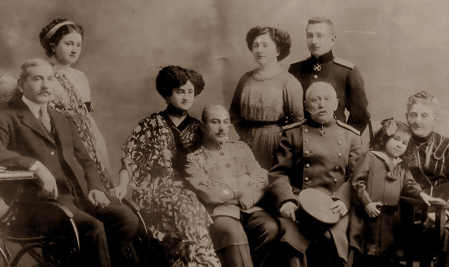 Murtuza Muhtarov (solda), eşinin ailesi Tuganov’larla birlikte Vladikavkaz'da.