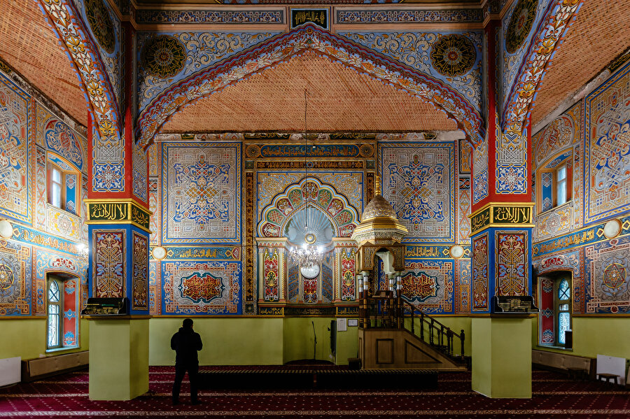 Muhtarov Camii’nin adeta masallardan çıkma iç mekân süslemeleri göz alıcıdır.