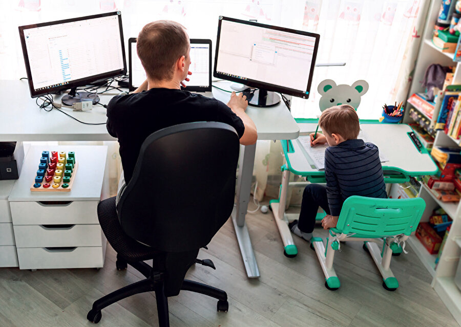 Bir başka açıdan bakıldığında; teknolojinin ilerlemesinin hayatın maddi yanını zenginleştirdiği, ancak manevi yanını ‘kuruttuğu’ da gözlemlenmektedir.