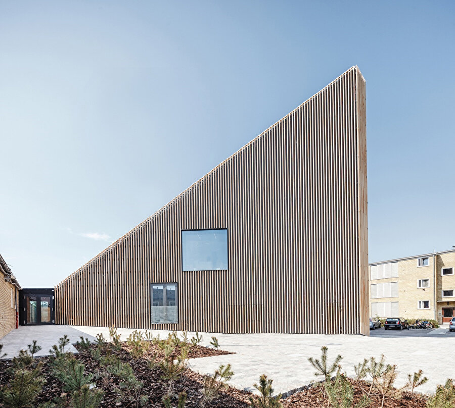 Tingbjerg'in özgün ruhunu yansıtan aynı zamanda bölgedeki güvenliği teşvik eden davetkar bir yapı tasarlanıyor.