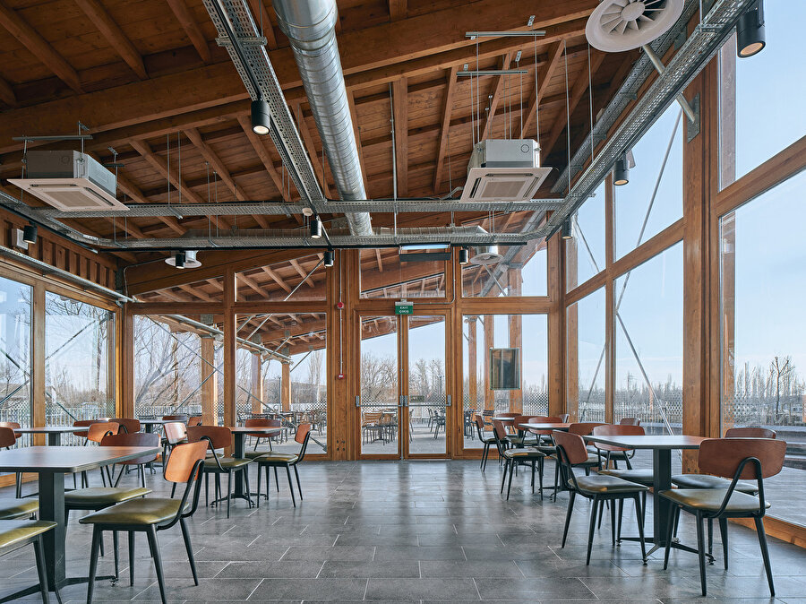Gözlem terasının altında bulunan kafe, etrafı saran geniş camlarıyla ziyaretçilerine keyifli bir mola imkanı veriyor. 