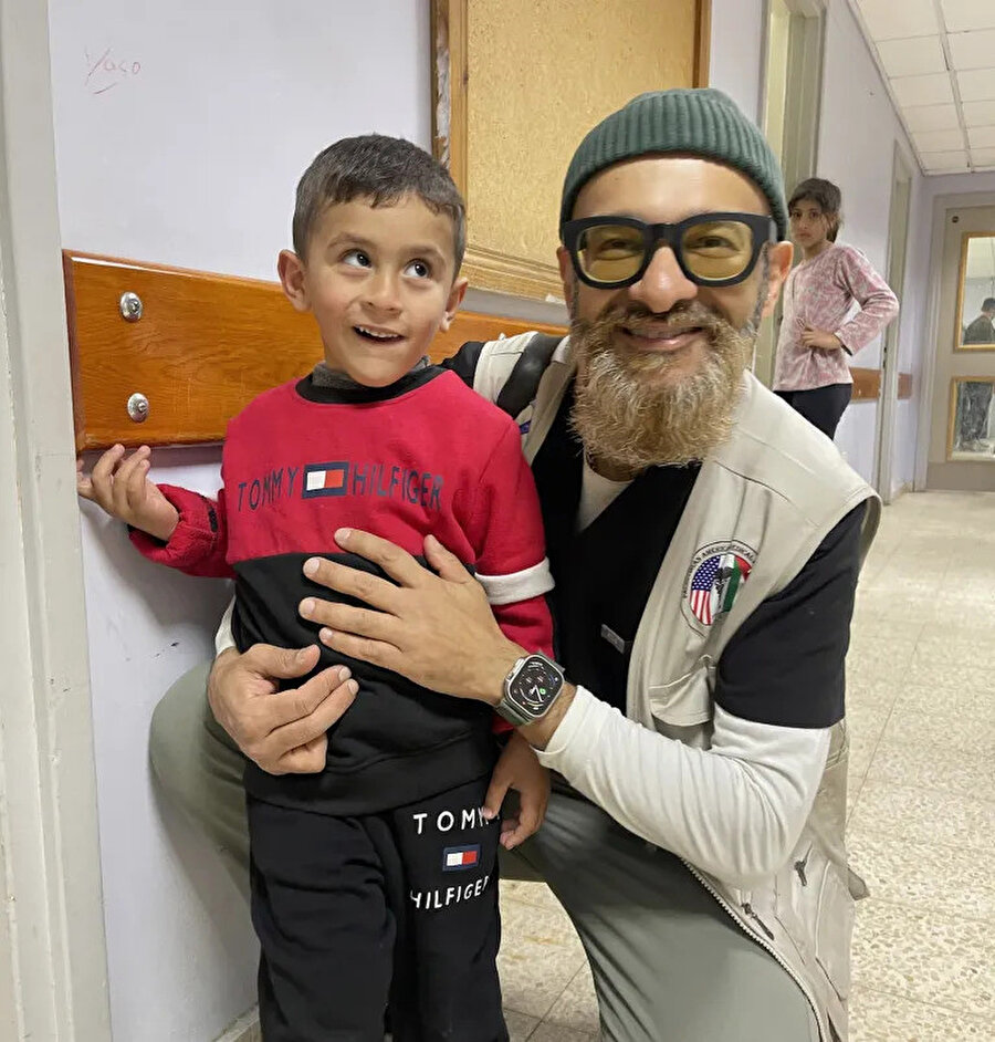 Kanadalı plastik cerrah Dr. Yaser Han, Han Yunus yakınlarındaki Avrupa Hastanesi’ne sığınan Filistinli bir çocukla birlikte. Han, yakın zamanda Gazze'deki ikinci tıbbî görevinden döndü.