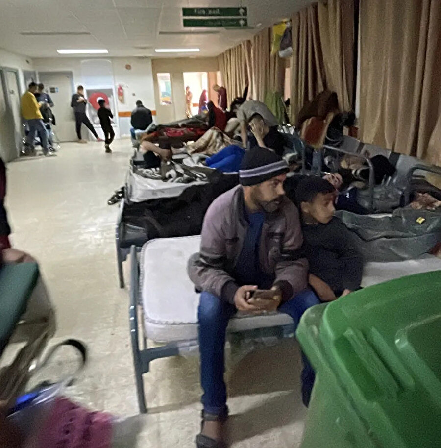 Resmî olarak 240 yataklı Avrupa Hastanesi'nin kapasitesi yüzde 300'ün üzerine çıktı. Yerinden edilmiş pek çok kişi hastanenin koridorlarında geçici barınaklar kurdu. Dr. Han, “Koridorlarda artık hareket edecek yer yok. Hastanenin sterilliği önemli ölçüde azaldı.” diyor.
