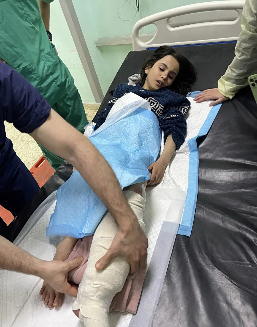 8 yaşındaki Filistinli kız, İsrail saldırısı sonrasında ölen iki akrabasıyla birlikte 12 saat boyunca enkaz altında kaldı. Saldırıda, annesi ve diğer kardeşleri de ölmüştü. Babası karısını ve öldürülen çocuklarını gömmeye çalışırken bu kız tek başına, bacağındaki kırığı tedavi ettiriyordu.
