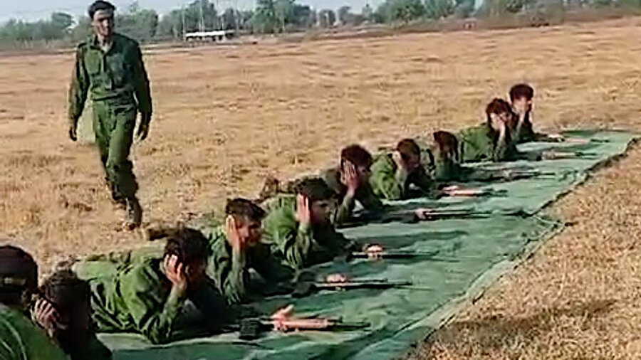 Görgü tanıkları, Myanmar’da ordu görevlilerinin yerinden edilmiş insanların yaşadığı kamplarda dolaşarak genç Müslüman erkeklere askerî eğitim için rapor vermelerini emrettiğini söylüyor.