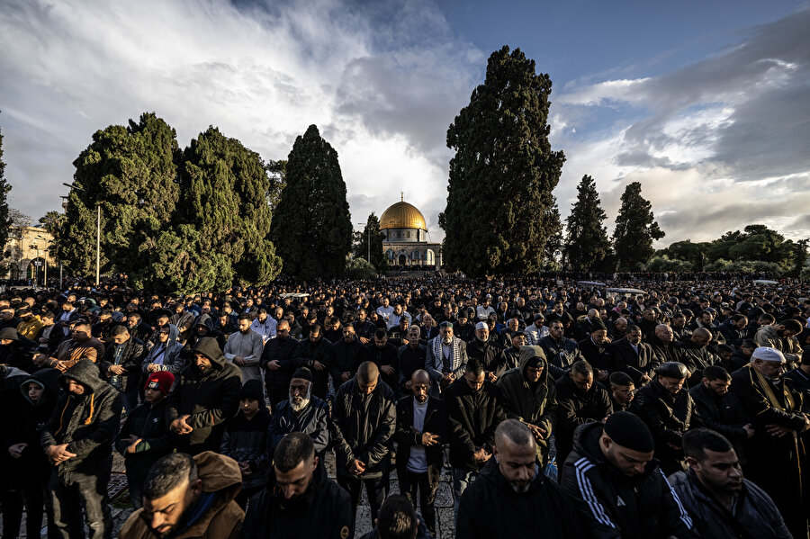 ​İslâm âlemi Ramazan Bayramı'nı kutluyor.