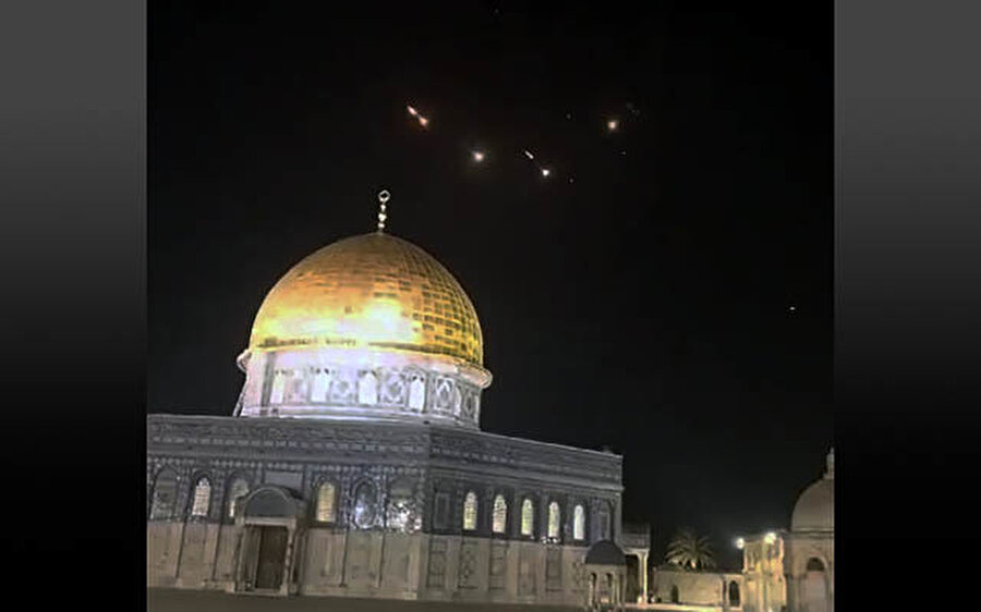 İsrail ordusuna göre, Tahran yönetimi cumartesi gecesi İsrail'e doğru 300'den fazla insansız hava aracı ve füze fırlattı.