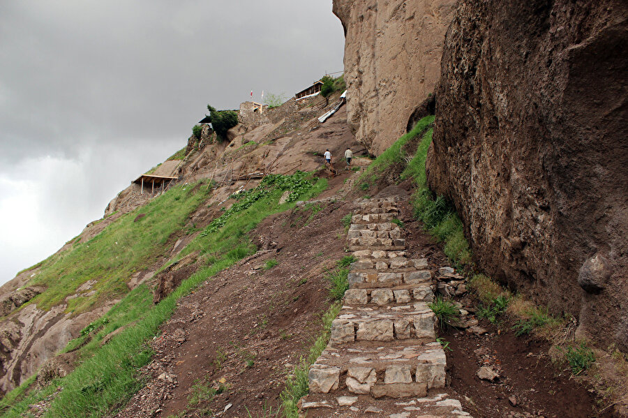 Alamut Kalesi, 860’da başlayıp 1256’da Moğol Hükümdarı Hülâgû’ye boyun eğen son Alamut şeyhi Rükneddin Hür Şah’la birlikte hitama eren 400 yıllık görkemli bir hikâyeye sahiptir.
