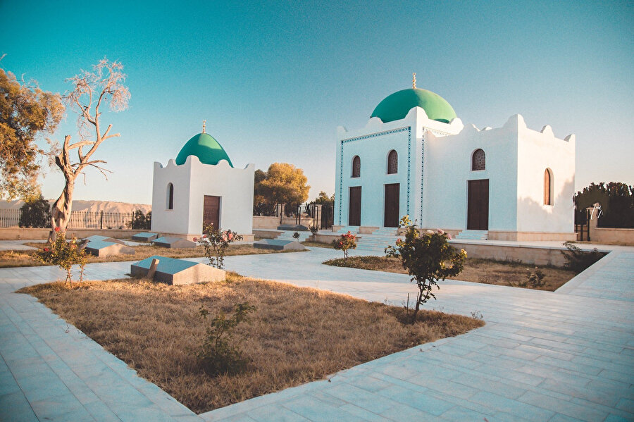 Sade bir mimari ile inşa edilmiş Necaşi Camii.