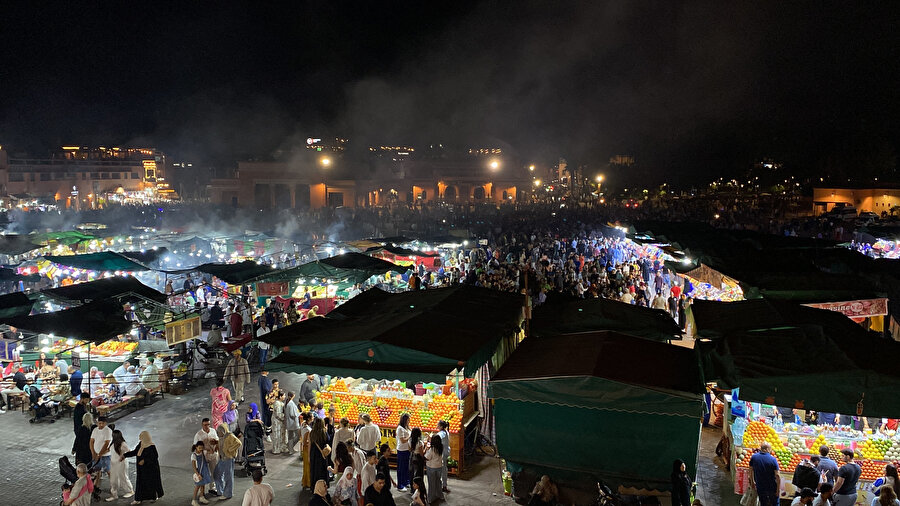 Akşam vakti Câmiu’l-Fenâ Meydanı.