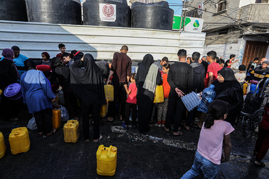 İsrail'in saldırıların başında aldığı elektrik, su ve yakıt kesintisi kararı sonucunda Gazze Şeridi'nde yaklaşık 2 milyon Filistinlinin su krizi devam ediyor. Refah kentindeki Filistinliler, yıkıcı İsrail savaşının gölgesinde her geçen gün derinleşen su sıkıntılarını mobil depolardan karşılamaya çalışıyor.