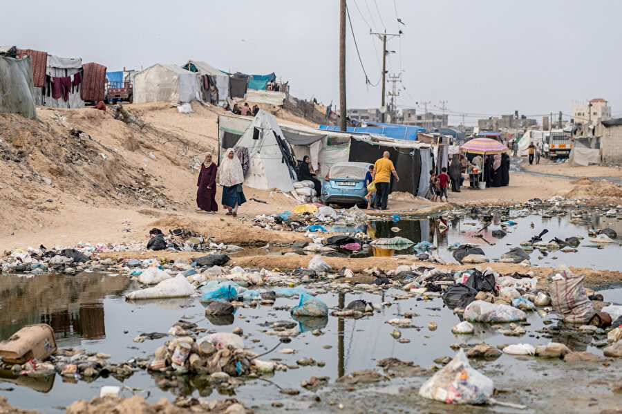 İsrail'in saldırılarından korunmak ve can güvenliklerini sağlayabilmek için Refah’a sığınıp çadırlarda yaşamaya başlayan Filistinliler, toplanmayan çöpler ve biriken kanalizasyon suları nedeniyle salgın hastalık riskiyle de karşı karşıya.
