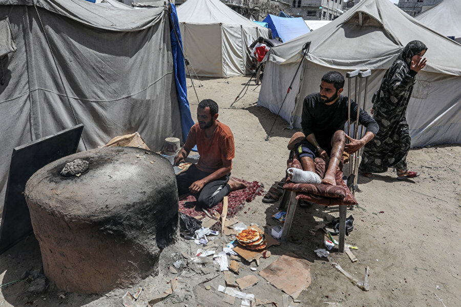 Filistinliler, derme çatma çadırlarda kısıtlı imkânlar ve zor şartlar altında günlük yaşamlarını sürdürmeye çalışıyor.