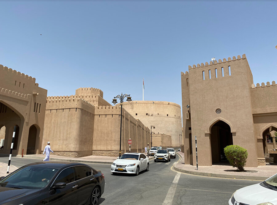 Umman’da toplu taşıma yalnızca göçmenler için bir ihtiyaç sayılabileceğinden ülkede otobüs haricinde bir toplu taşıma aracı bulunmuyor.