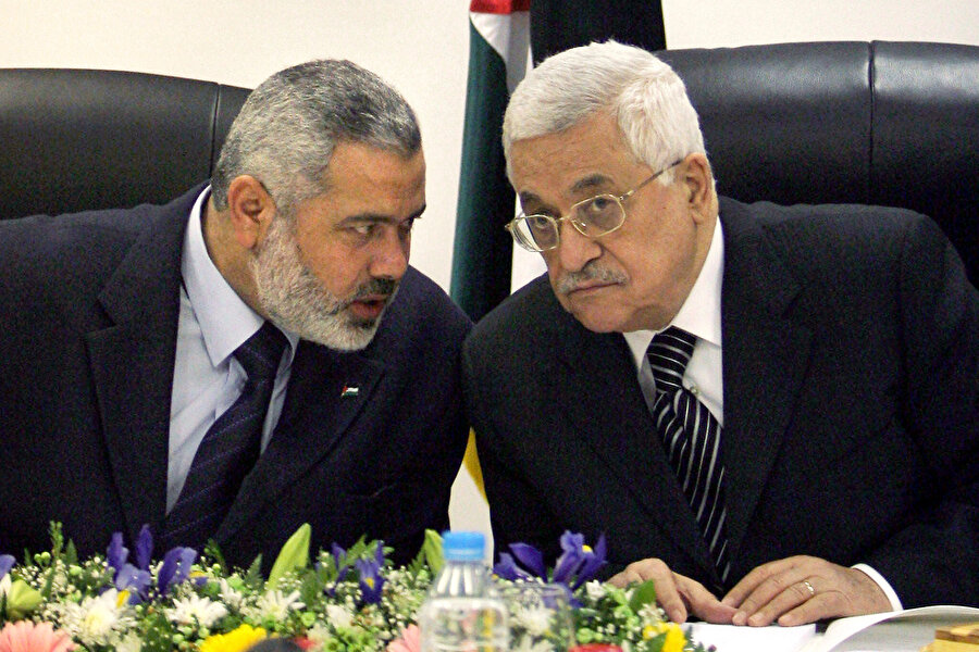 Hamas, 2007’den bu yana 17 yıldır Gazze Şeridi’ni yönetiyor. Filistin Devlet Başkanı Mahmud Abbas’ın başında olduğu ve Batı Şeria ile Doğu Kudüs’ü yöneten Filistin Yönetimi ise Fetih’in elinde bulunuyor.