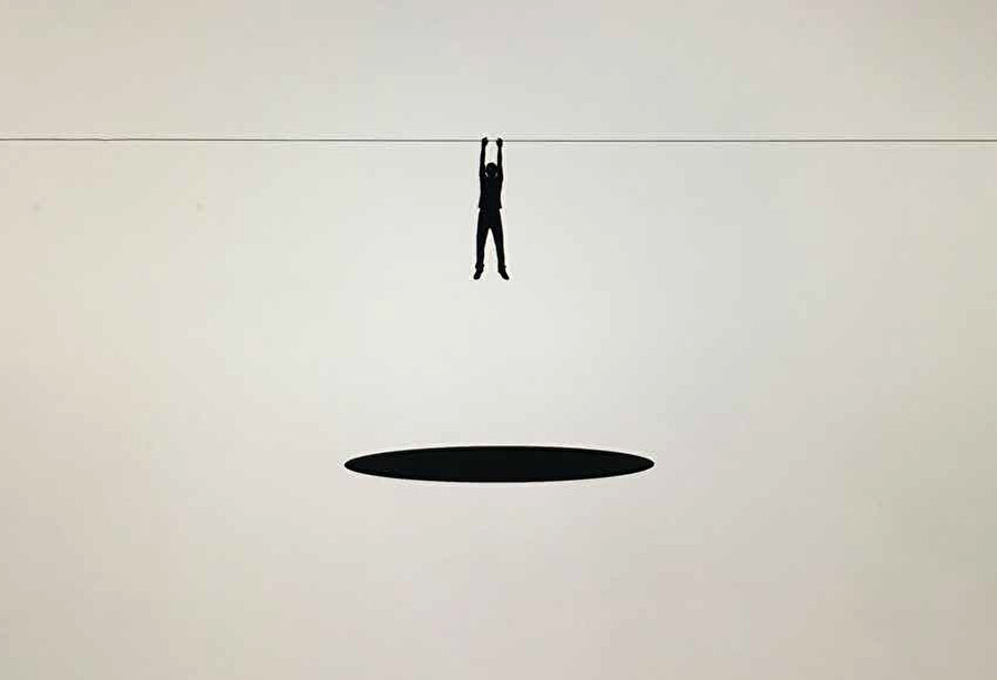 Sanmak bir fiilden daha çok bir duygudur. Hayal kırıklığıdır, insanın içindeki hüzündür, mutlu etmez ama içinde bulunduğun kısa huzurlu, neşeli, güvenli anı mutluluk sanmaktır...