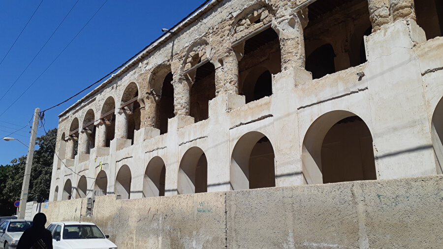 Buşehr'de bir zamanlar İngiliz konsolosluğu olarak hizmet veren Kuti Konağı, şimdilerde harap halde.