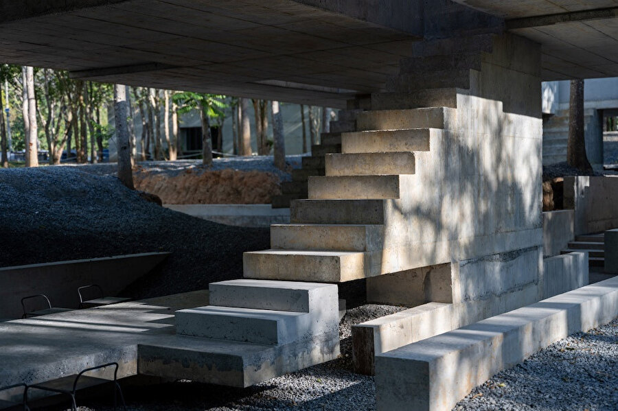Merdiven ve çatı yüzeyinde farklı renk ve dokuya sahip beton kullanılıyor. 
