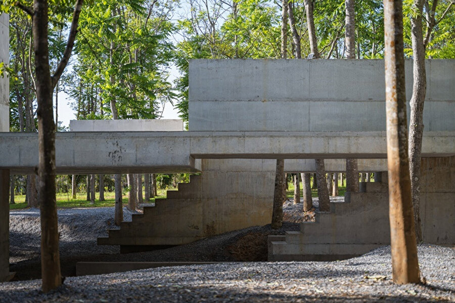 Beton düzlemin altındaki işlevsel alan.