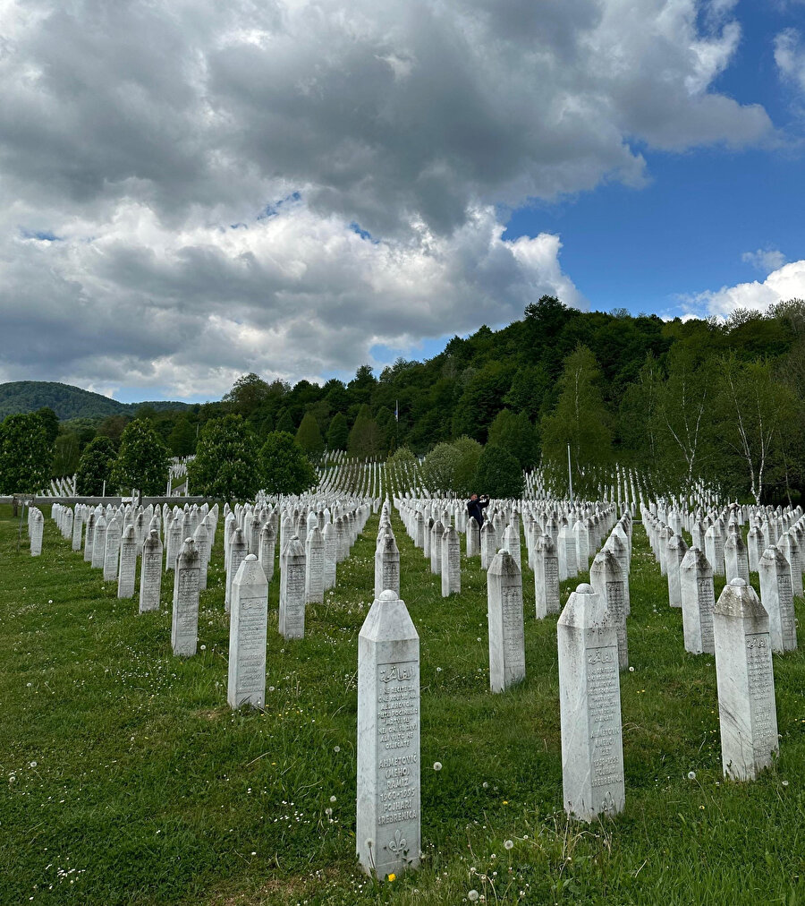 Srebrenica Şehitliği 