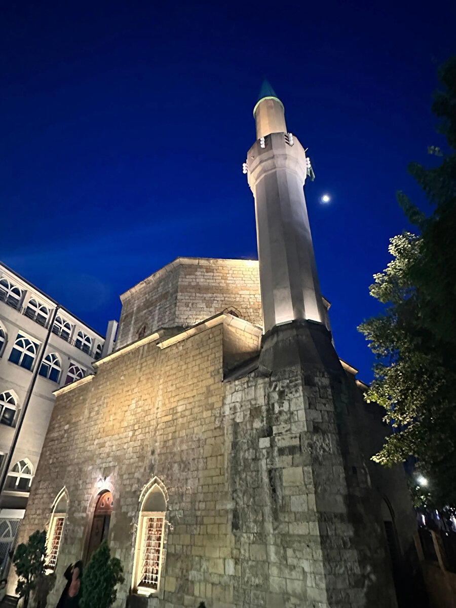 Bayraklı Camii