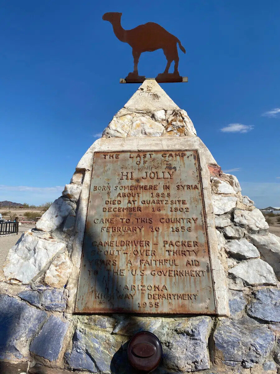 Hacı Ali'nin anıt mezarında şöyle yazmaktadır: "Hi Jolly’nin son kampı. 1828’de Suriye’de doğdu. 16 Aralık 1902'de Quartzsite’de öldü. 10 Şubat 1856’da bu ülkeye geldi. Deveci, taşıyıcı ve öncü birlik olarak 30 yıldan fazla ABDletler Hükümeti’ne doğrulukla hizmet etti."