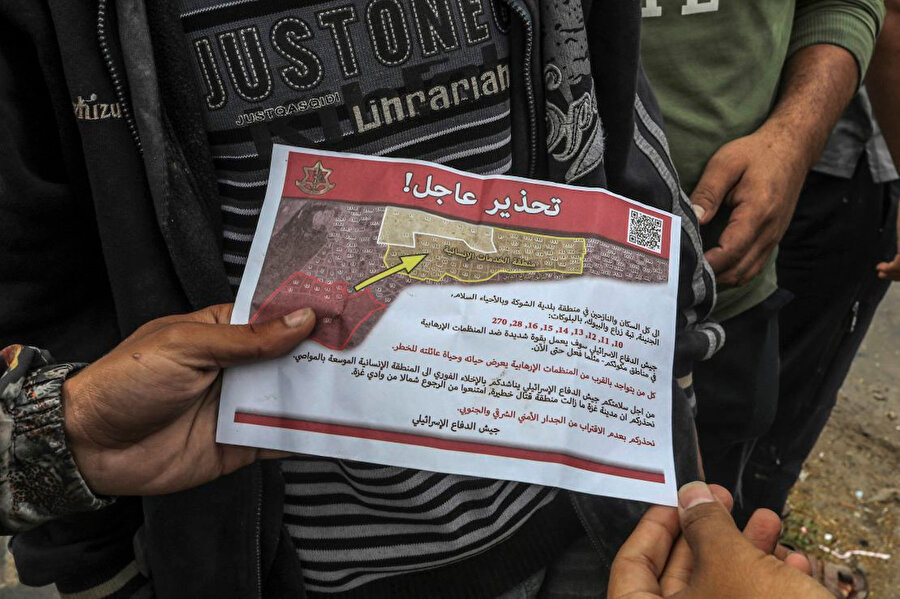 İsrail ordusunun 6 Mayıs’ta Refah şehrindeki Filistinlilere havadan dağıttığı tahliye emri broşürleri.