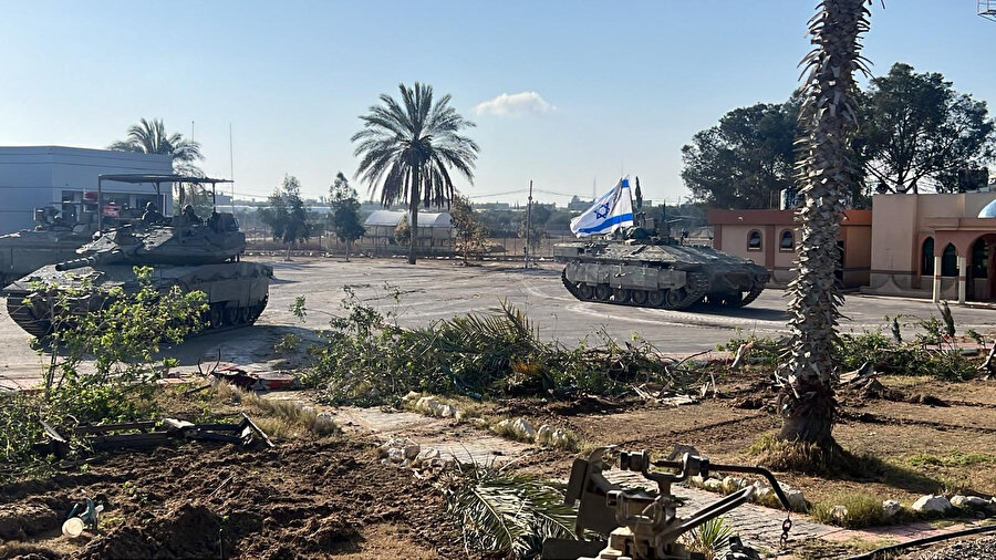 İsrail ordusu, İsrail savaş kabinesinin bölgedeki operasyonlara devam edilmesi yönünde oy kullanmasının ardından Gazze'nin Mısır ile arasındaki Refah Sınır Kapısı’nın kontrolünü ele geçirdi.
