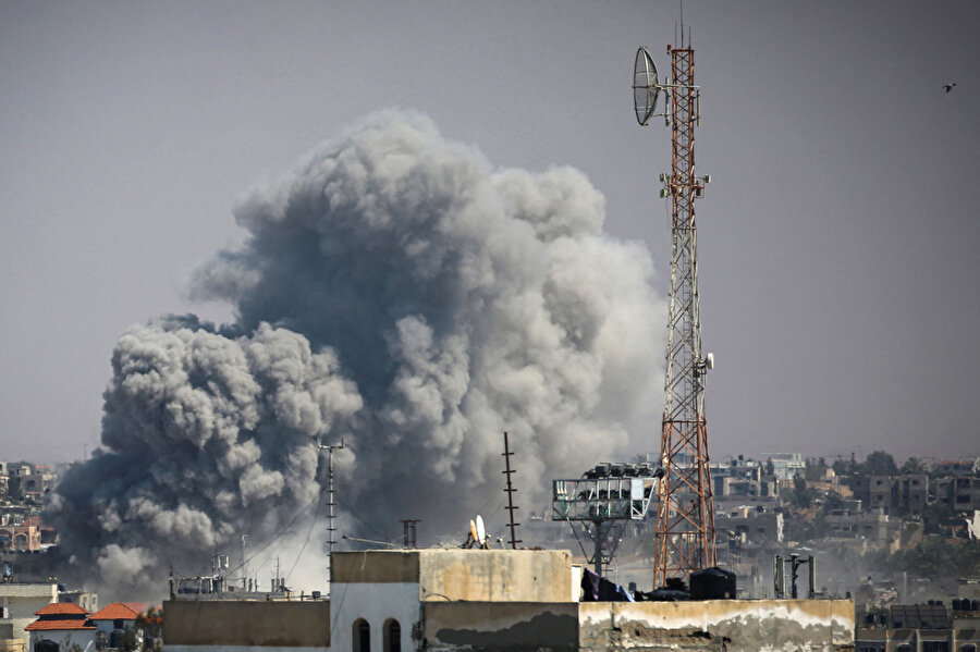 İsrail ordusunun Refah'ta sivillere ait evleri bombalaması sonucu çok sayıda Filistinli öldü.
