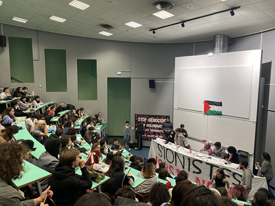 Fransız öğrenciler, Gazze'ye destek eylemleriyle ilgili görüş alışverişinde bulundu