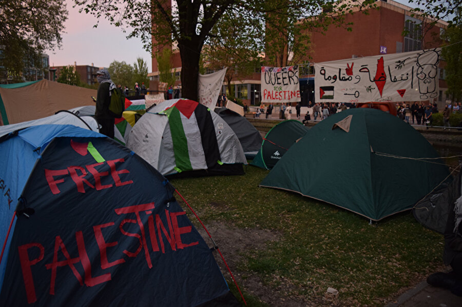 Amsterdam Üniversitesi'nde Filistin'e destek gösterisi