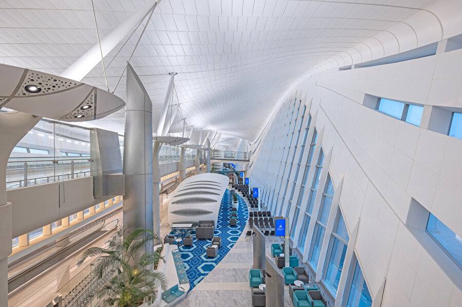 Havalimanı, sabit bir kolon ızgarası yerine iç mekan tasarım programına uyum sağlayan, geniş açıklıklı, yapısal kemerlerle destekleniyor. 