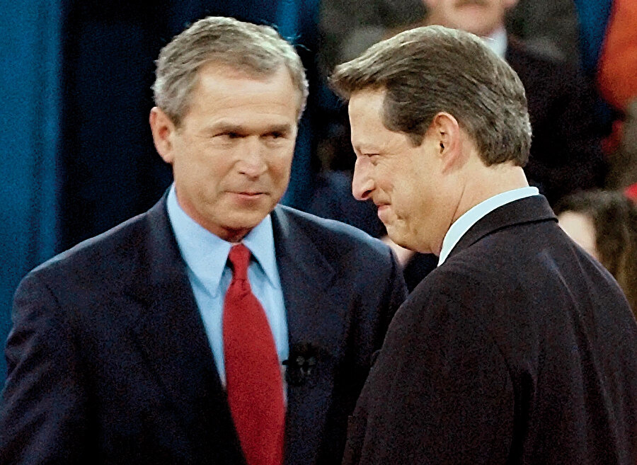 Al Gore ve Bush.