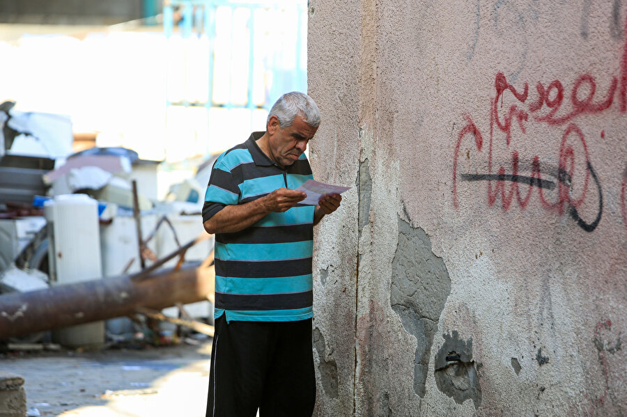 İsrail ordusu, broşürlerle sığınmacılara evlerini boşaltmaları uyarısında bulundu