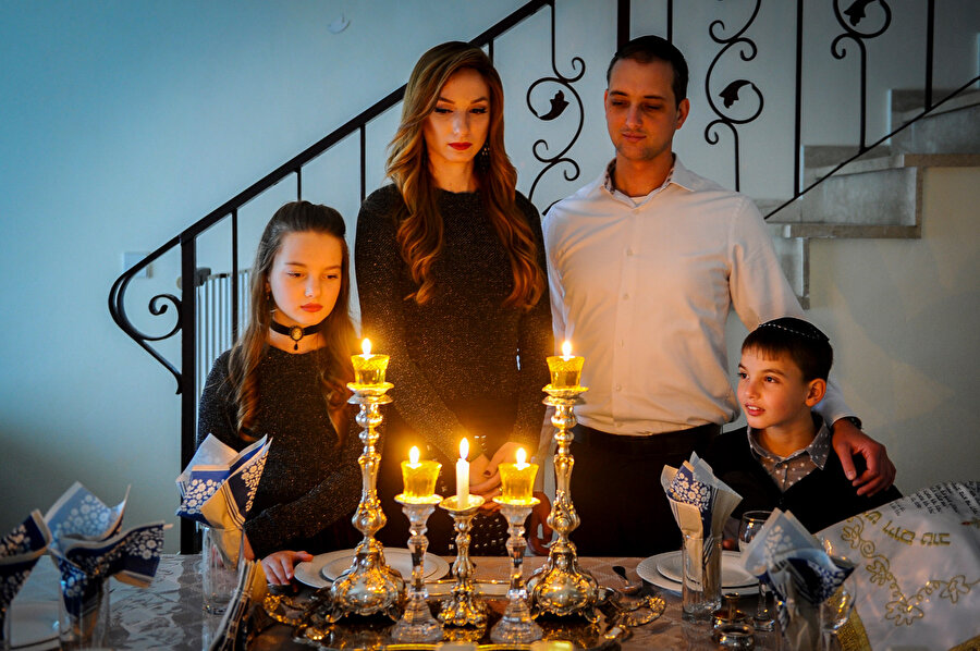 Yahudilikte ibadet ve dinlenme günü olarak kabul edilen Şabat, cumartesi günlerinde iş yapılmayan ve elektrik kullanılmayan bir tür tatil günüdür.