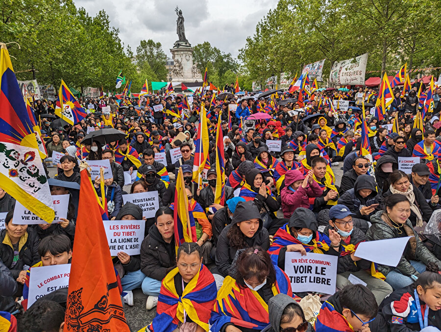 Paris'teki Tibetli göstericiler Çin Devlet Başkanı Şi Cinping'i protesto etti