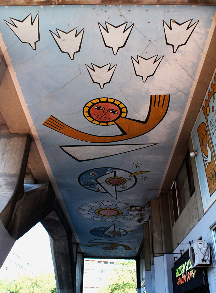 Konut girişine ilerlerken, tavan resmi. Fotoğraf: Sofija Jovanović 