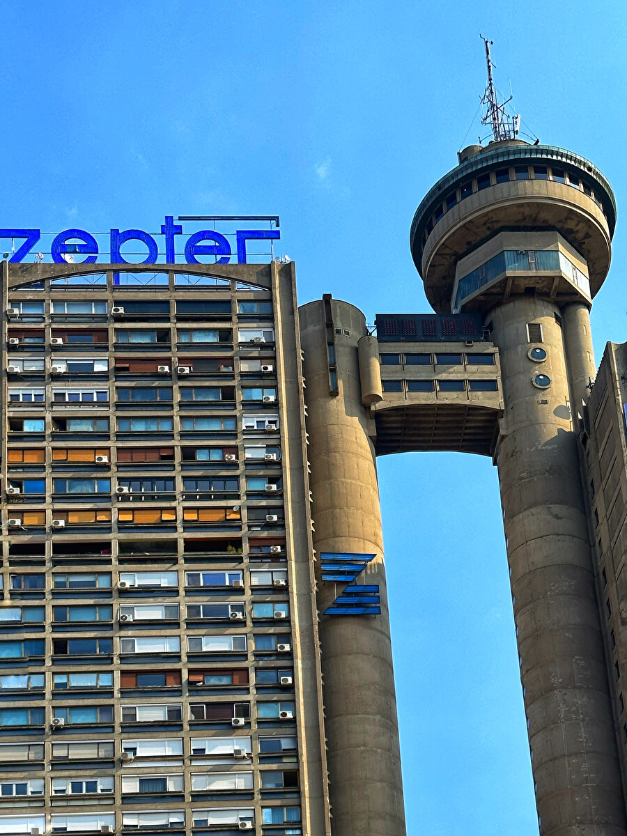 Konut bloğu ve bitişiğinde; silonun üstünde yükselen restoran. Fotoğraf: Doğukan Karakoç 