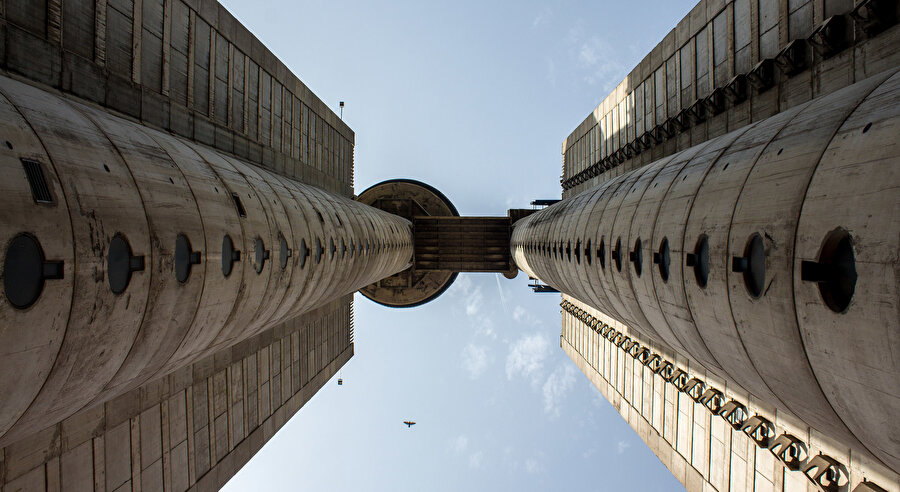 İki kulenin arasında, köprü altı. Fotoğraf: Darmon Richter 