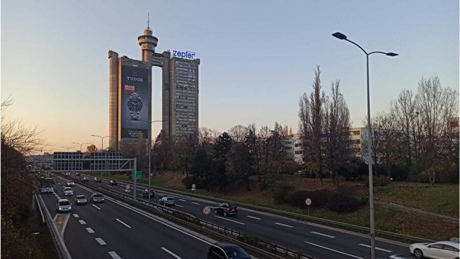 Şehir merkezine bağlanan otoyoldan yapıya bakış, Fotoğraf: Nemanja Mitrovic 
