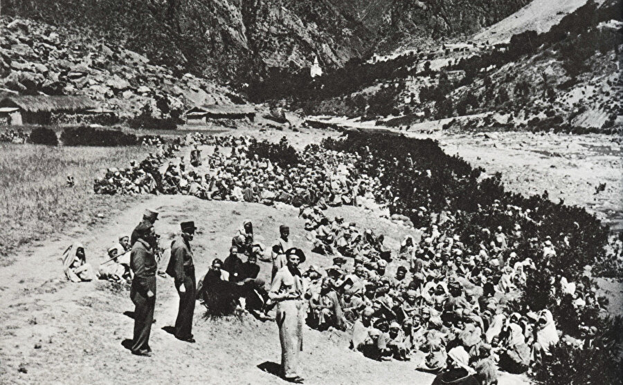 Cezayirliler toplu halde idam alanına götürüldüler.