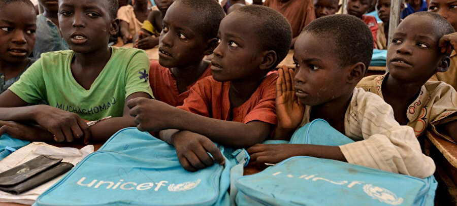 Nijerya'da ilköğretim resmî olarak parasız ve zorunlu olmasına rağmen yaklaşık 10,2 milyon çocuk okula gidemiyor.