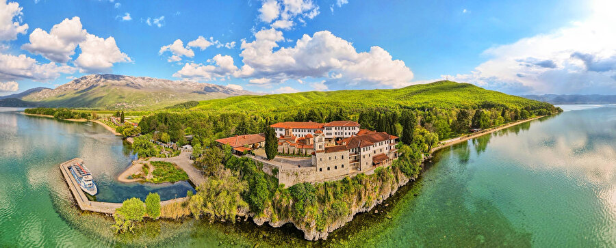 Aziz, İngilizce ve Fransızcada Saint, İtalyancada “Santa”, İspanyolcada “San” olarak geçerek birçok şehrin başında yer alan bir ünvandır.